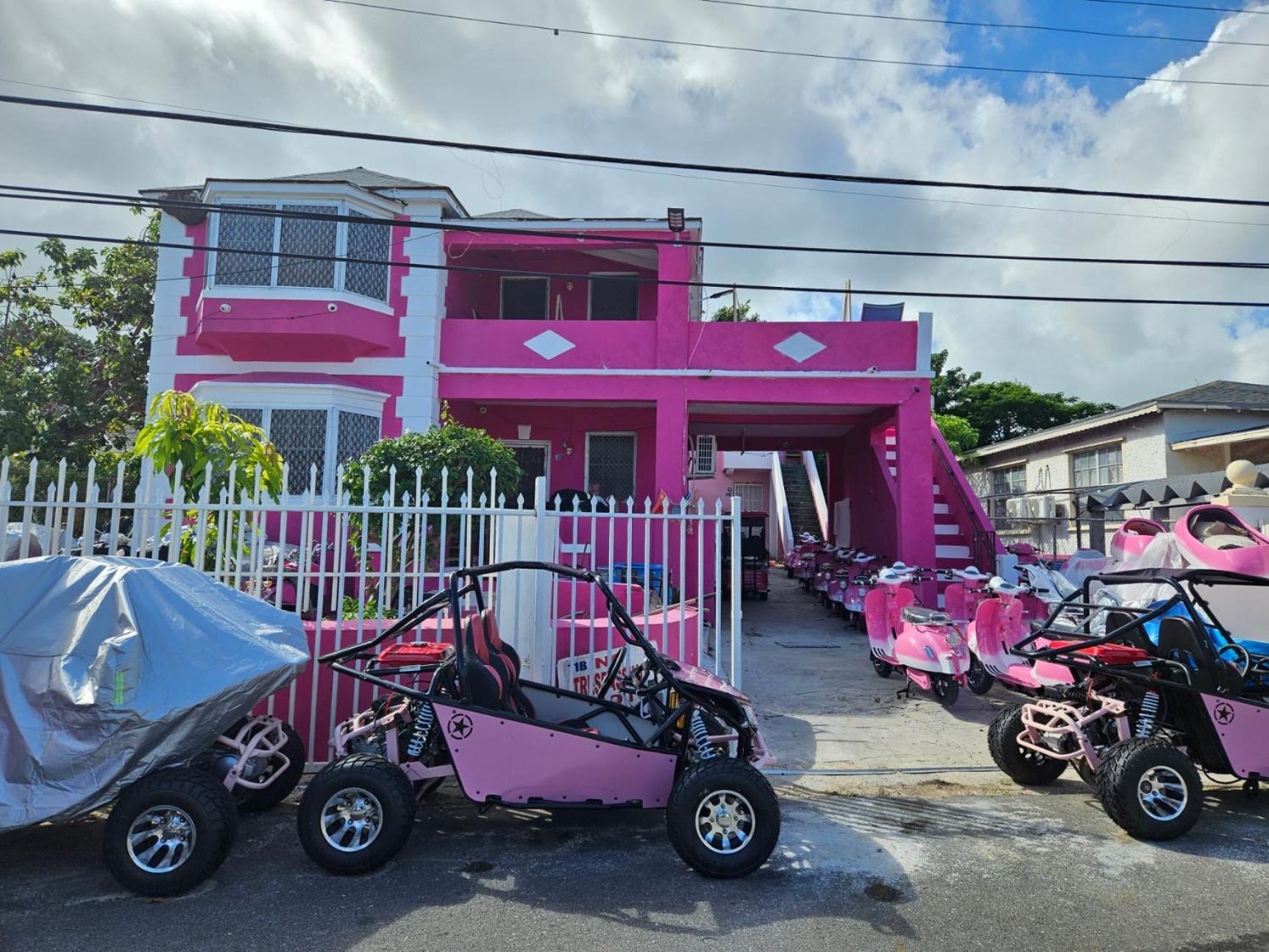 Da Pink And White Palace Hostel Nassau Exterior photo