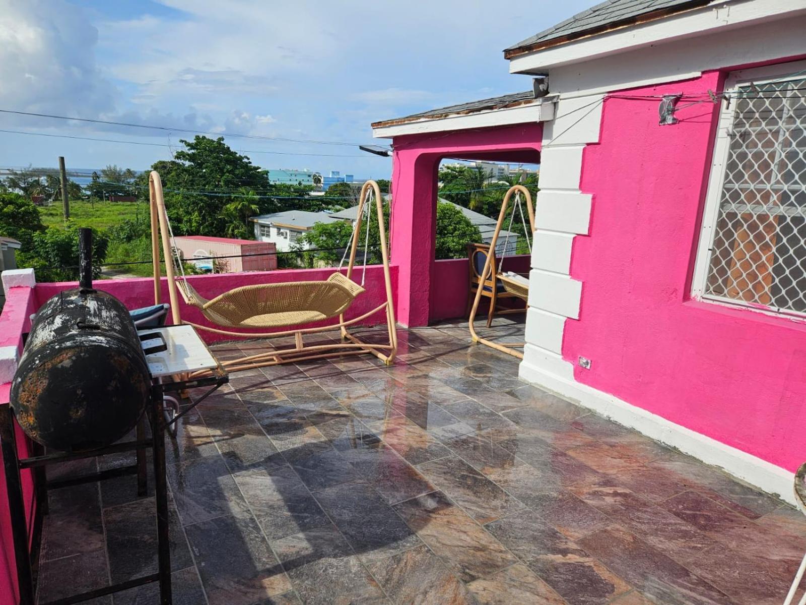 Da Pink And White Palace Hostel Nassau Exterior photo