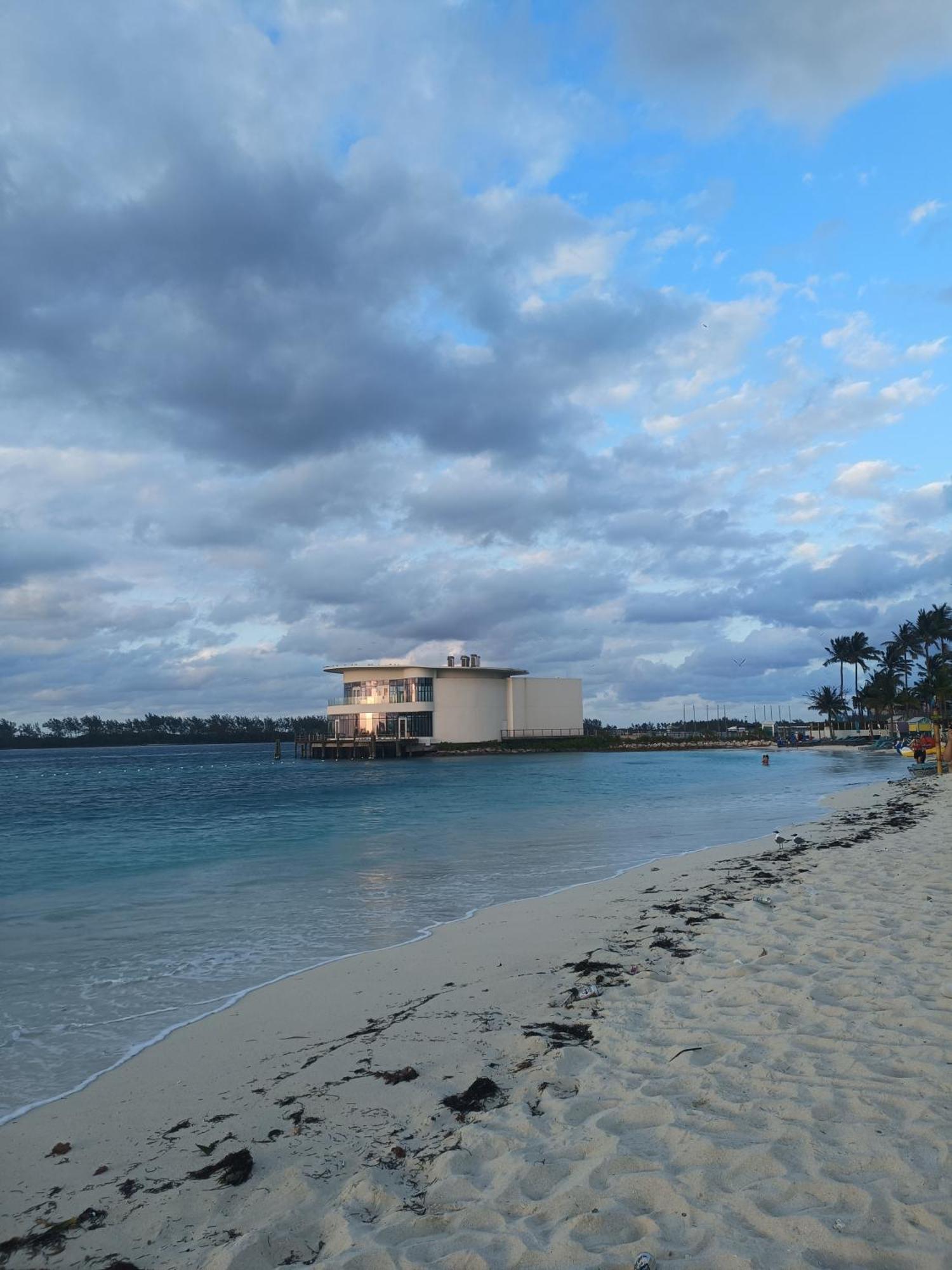 Da Pink And White Palace Hostel Nassau Exterior photo