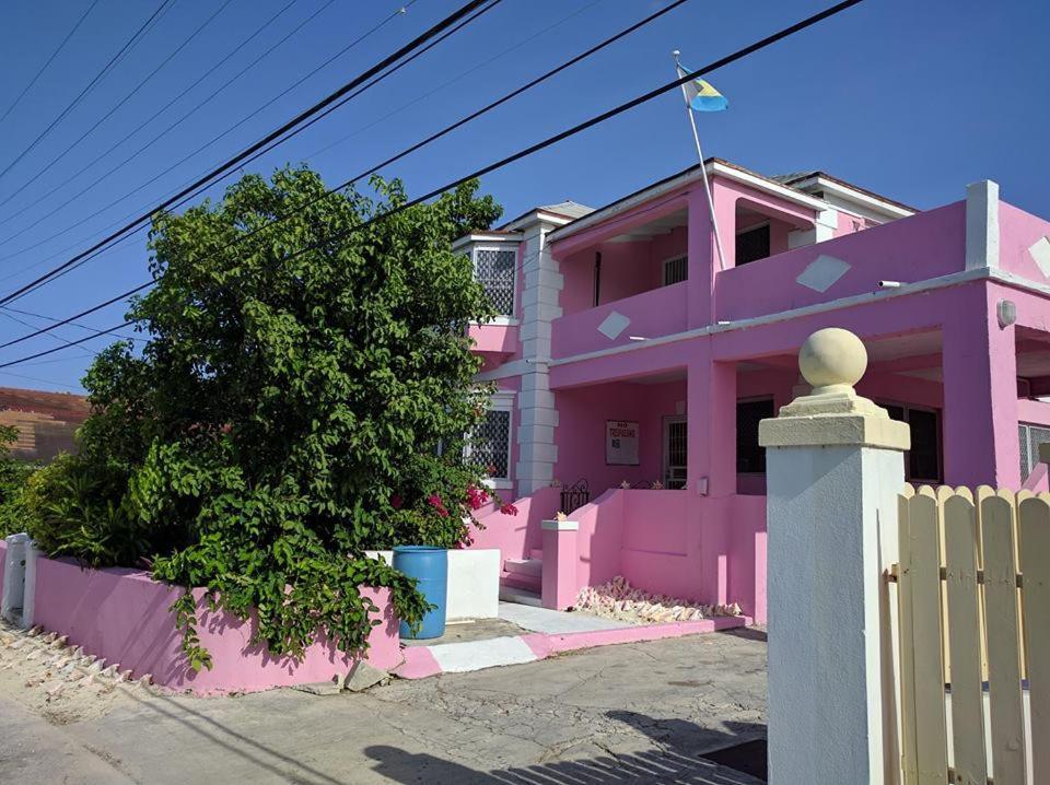 Da Pink And White Palace Hostel Nassau Exterior photo