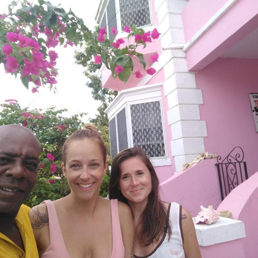 Da Pink And White Palace Hostel Nassau Exterior photo